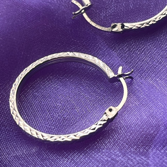 1 inch Diamond-Cut Oval Hoop Earrings in 14K White Gold - Picture 7 of 9
